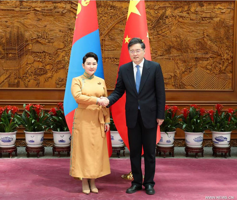 وزير الخارجية الصيني يعقد محادثات مع نظيرته المنغولية في بكين