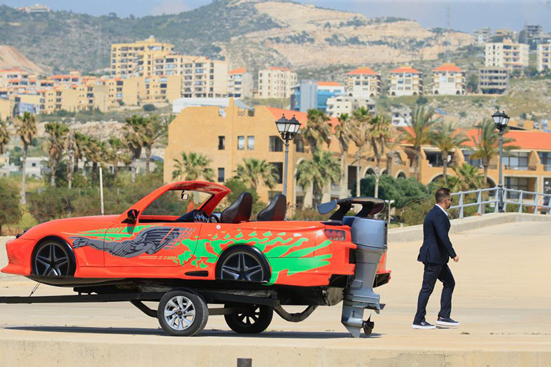 الصورة: قارب على شكل سيارة في مياه لبنان