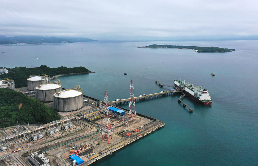 الصين تنهي تفريغ أول شحنة من الغاز الطبيعي المسال المستورد بالرنمينبي