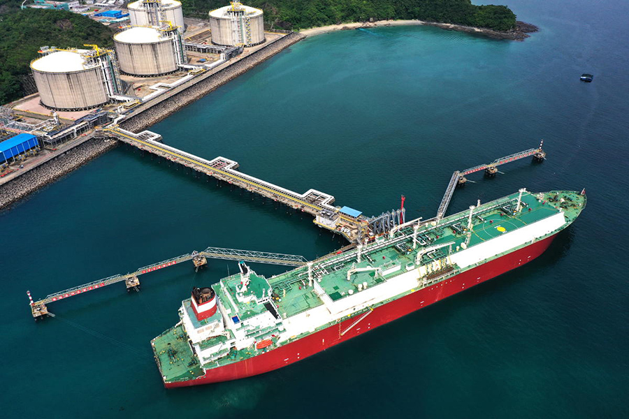 الصين تنهي تفريغ أول شحنة من الغاز الطبيعي المسال المستورد بالرنمينبي