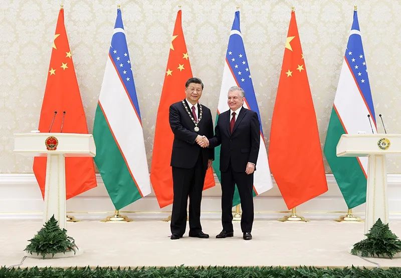  في 15 سبتمبر 2022 بالتوقيت المحلي، تسلم الرئيس شي جين بينغ اعلى وسام الصداقة من نظيره الأوزباكستاني في مركز المؤتمرات الدولي بسمرقند. الصورة/ دينغ هاي تاو