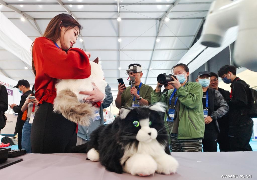 افتتاح الدورة الثامنة لقمة الروبوتات الصينية