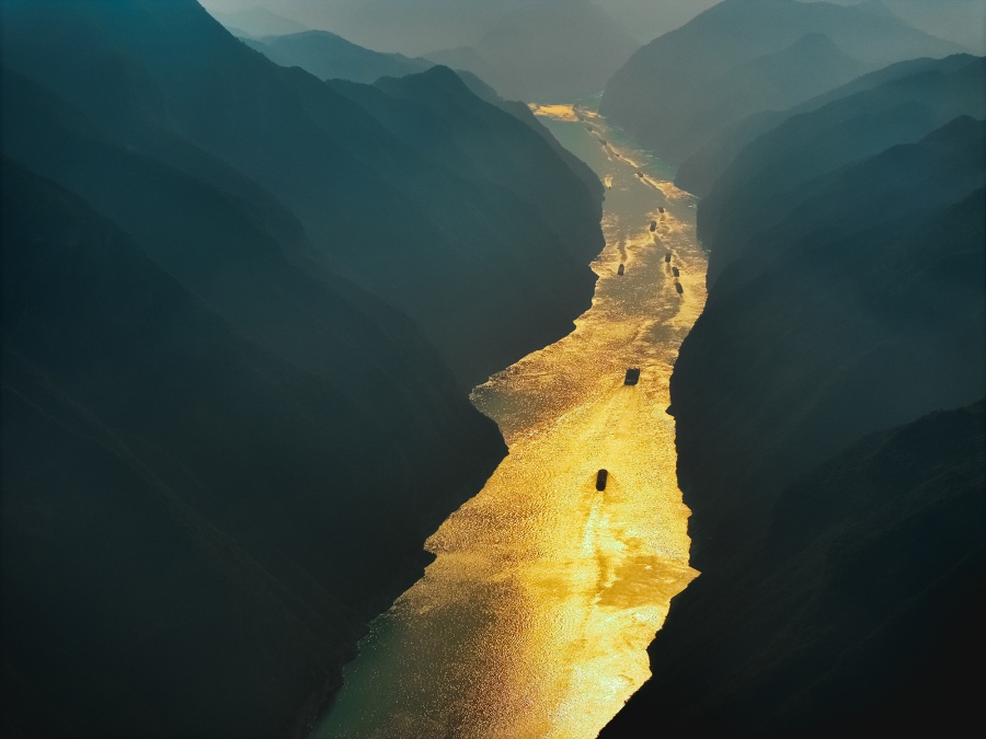 نهر اليانغتسي بتشونغتشينغ يكشف حسنه تحت شمس أول أيام يونيو