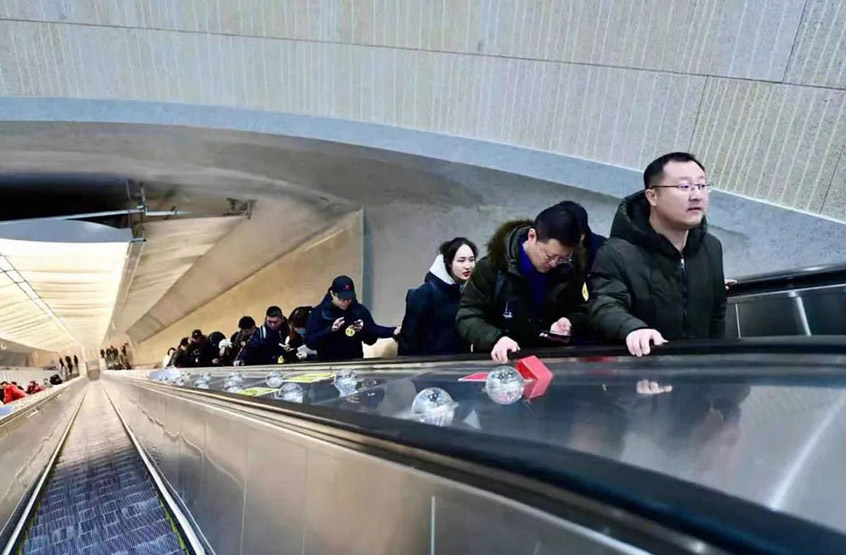 مدهش---سلم متحرك بارتفاع 14 طابقا داخل محطة قطار ببكين