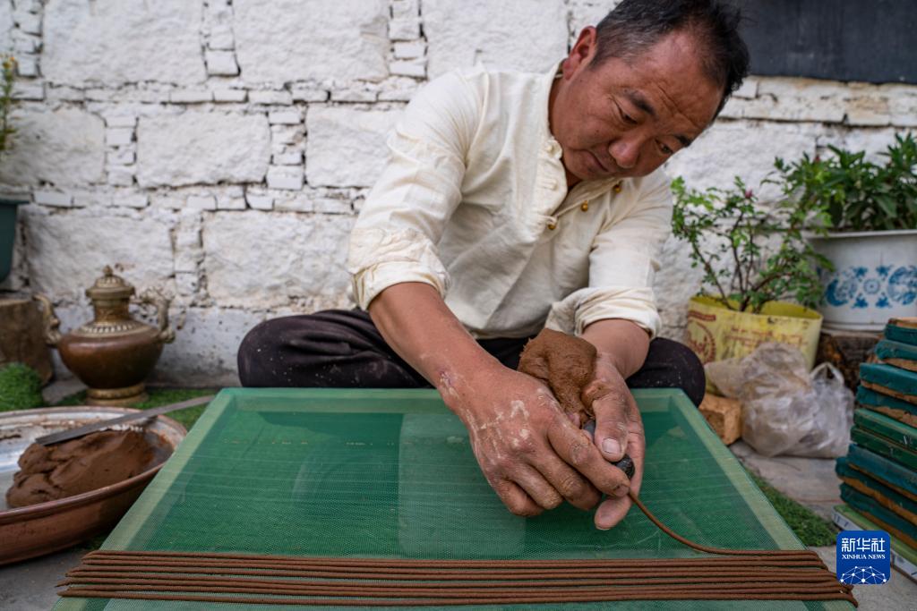 استنشاق رائحة البخور لمعرفة التبت.. إبداع وراثي في عالم العطور