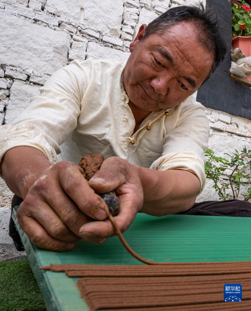 استنشاق رائحة البخور لمعرفة التبت.. إبداع وراثي في عالم العطور