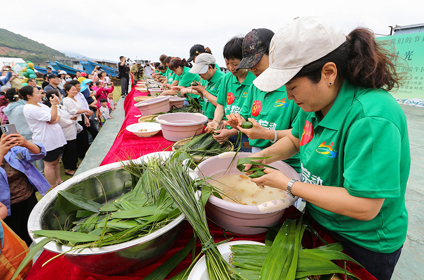 إعداد فطائر الأرز: عادة موروثة لآلاف السنين احتفالا بقدوم عيد قوارب التنين