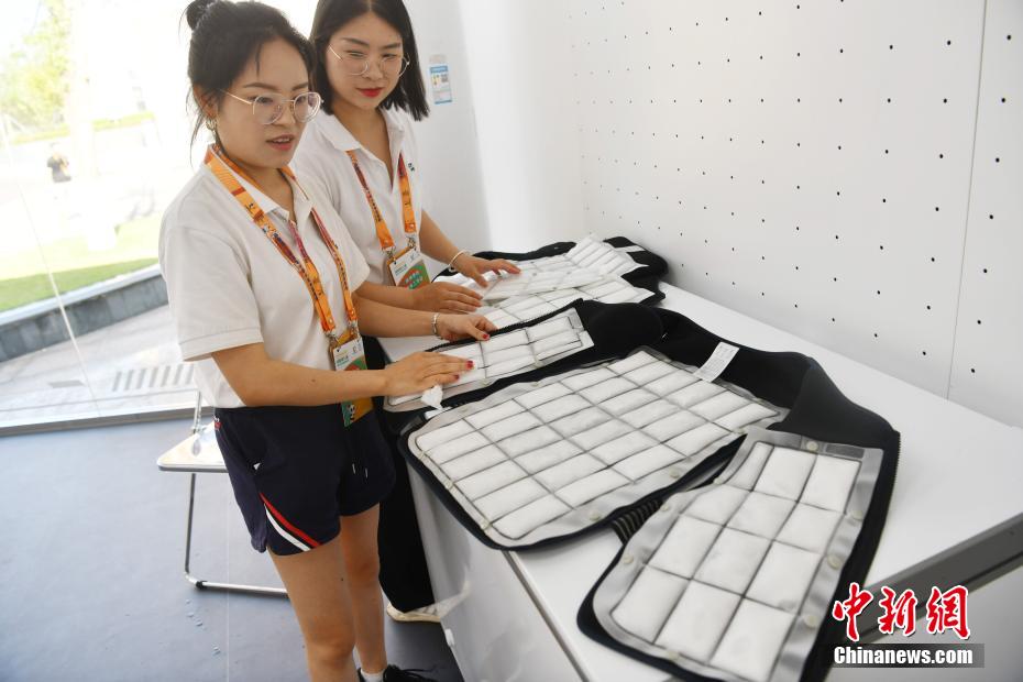 متطوعو الألعاب الجامعية بتشنغدو يتزودون بسترات تبريد لتخفيف الشعور بالحرّ