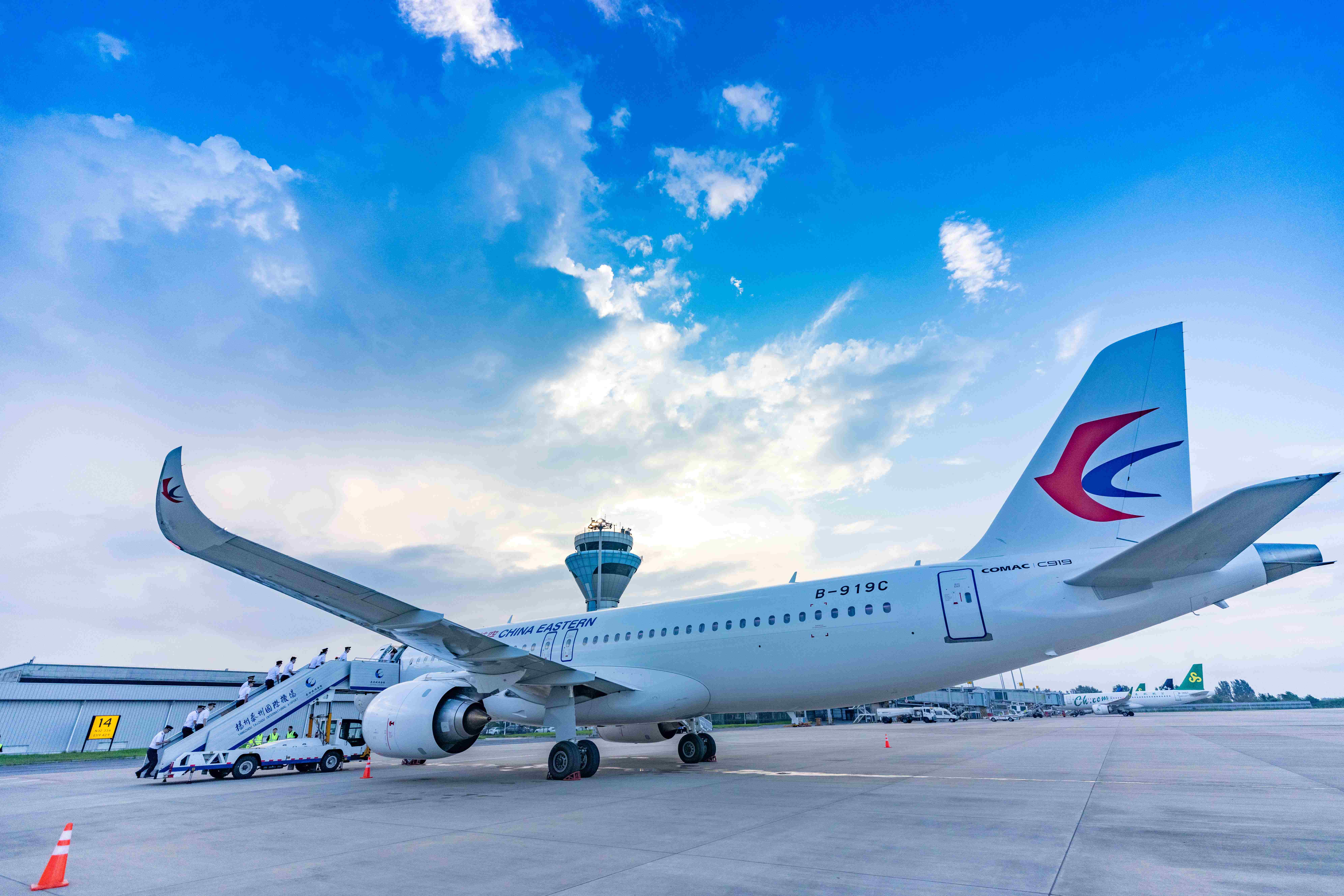 17 يوليو 2023، وصول ثاني طائرة ركاب كبيرة من طراز C919 صينية الصنع إلى مطار يانغتشو- تاي تشو الدولي. يو شينغ / صورة الشعب