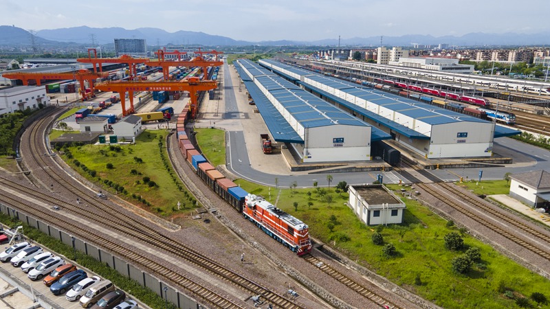 تقرير إخباري: قطار الشحن الصين – أوروبا، على خطى قوافل التجارة لطريق الحرير القديم