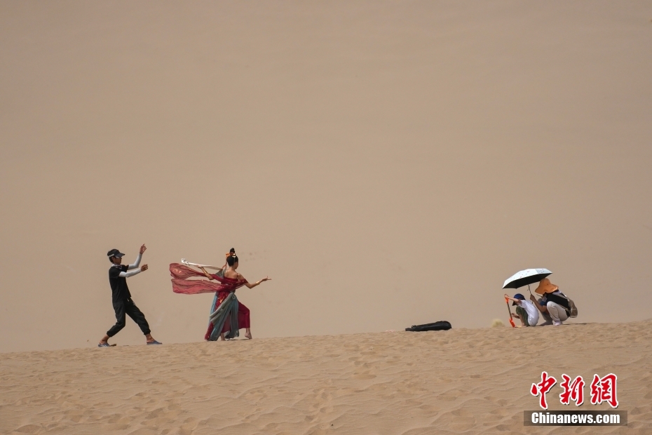 التصوير الفوتوغرافي يصبح نمطا سياحيا رائجا في صحراء دونهوانغ