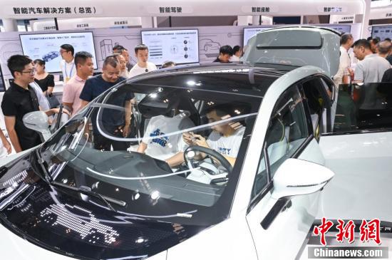 معرض الصناعة الذكية بتشونغتشينغ يعرض سيّارات مستقبلية