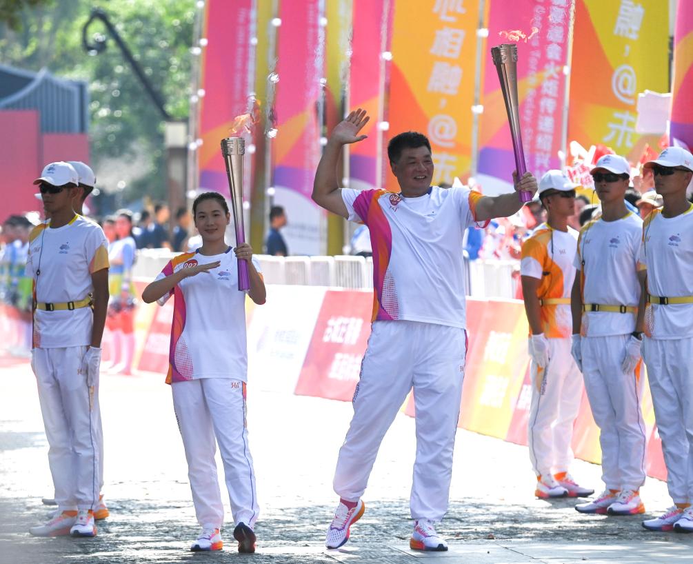 الصورة: تتابع الشعلة للألعاب الآسيوية في مدينة شاوشينغ بشرقي الصين