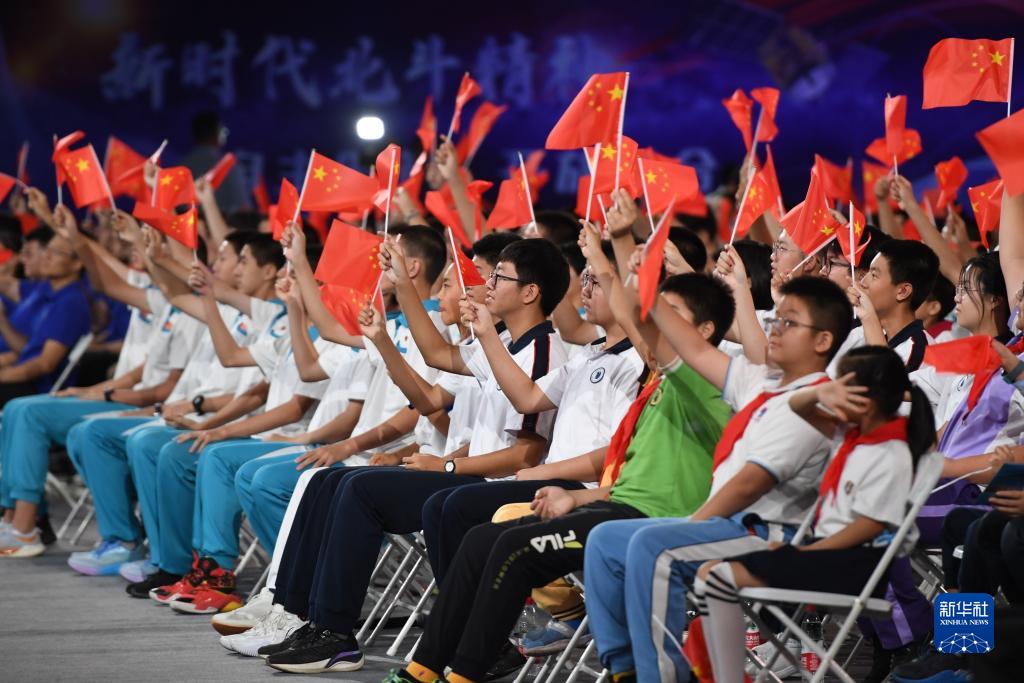 رواد فضاء صينيون يلقون المحاضرة الرابعة من محطة الفضاء الصينية