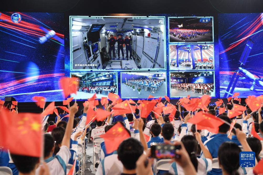 رواد فضاء صينيون يلقون المحاضرة الرابعة من محطة الفضاء الصينية