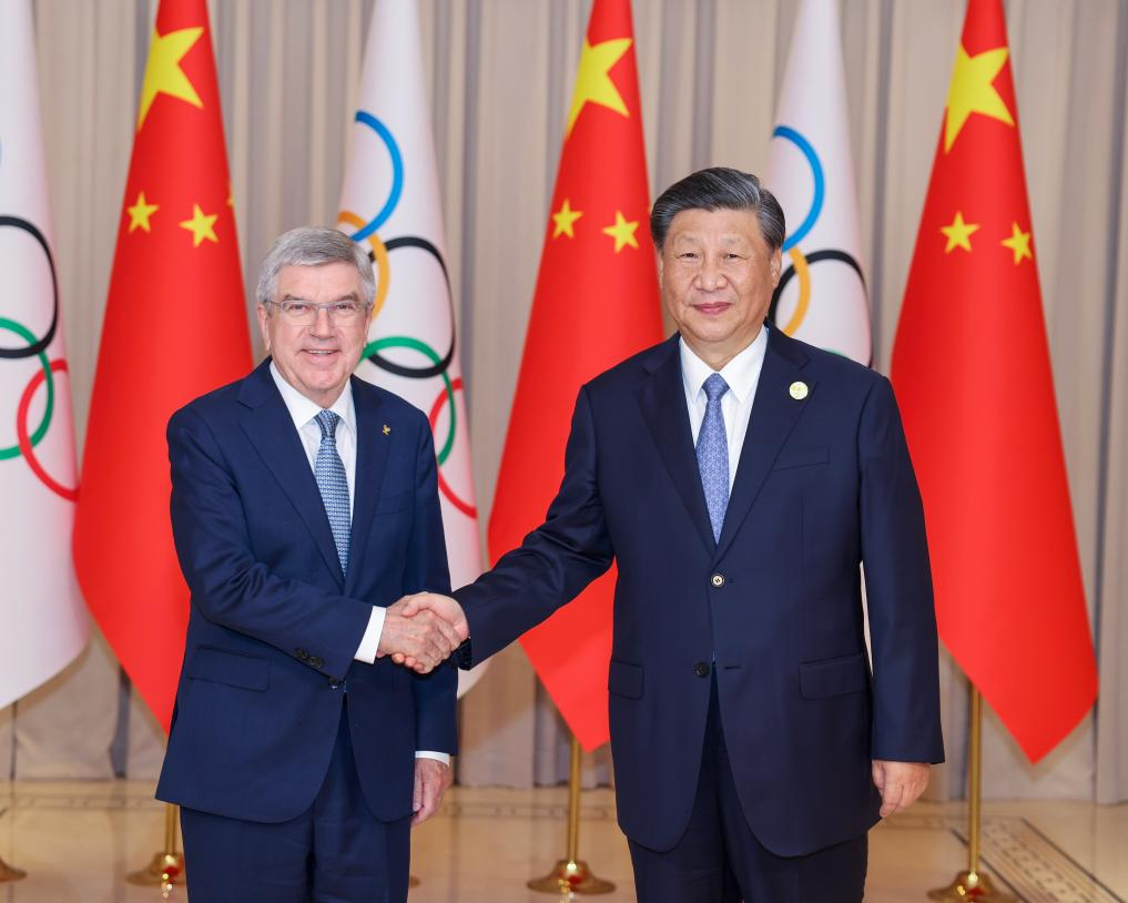 شي يلتقي رئيس اللجنة الأولمبية الدولية