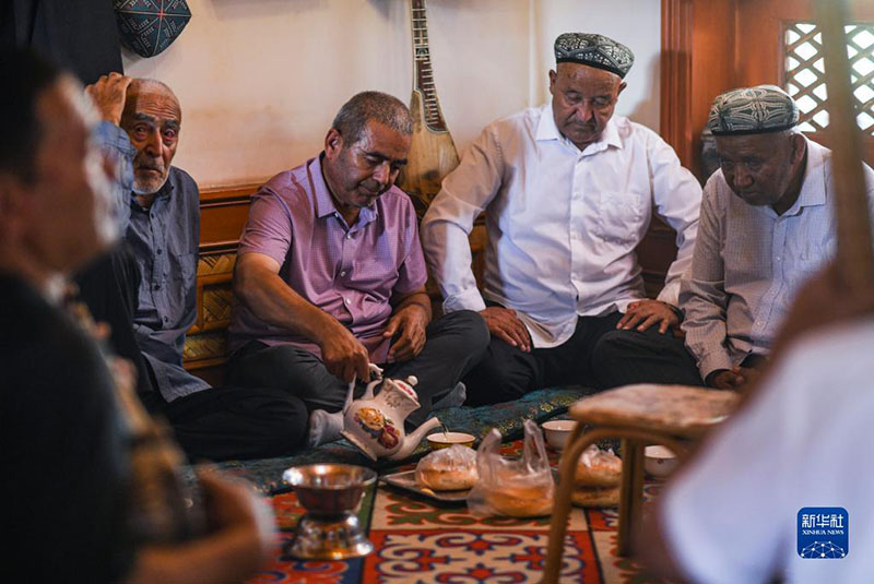 كاشغر، شينجيانغ:  بيت الشاي عمره قرن من الزمن يجمع بين رائحة الشاي العطرة وعبق التاريخ