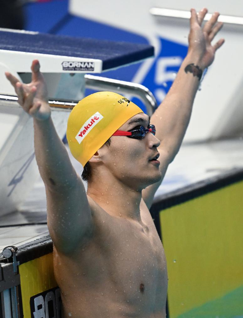 الصورة: الصين تحرز ذهبية منافسات سباحة الظهر 100 متر للرجال بآسياد هانغتشو
