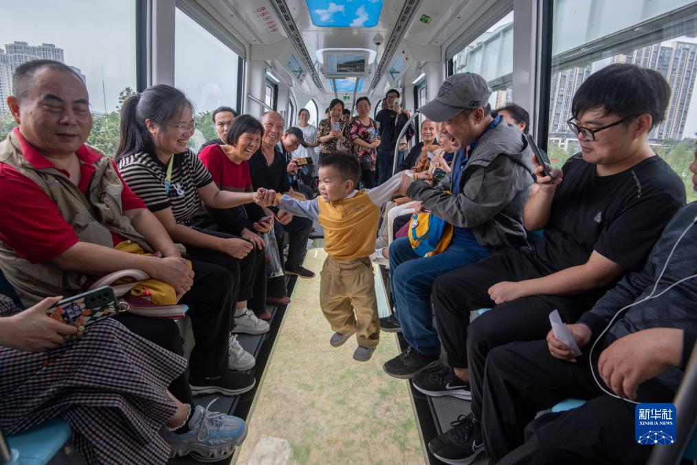 الصين تدشن أول خط قطار معلق أحادي القضبان