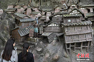 نقوش فنية عملاقة تظهر على المنحدرات في تشونغتشينغ