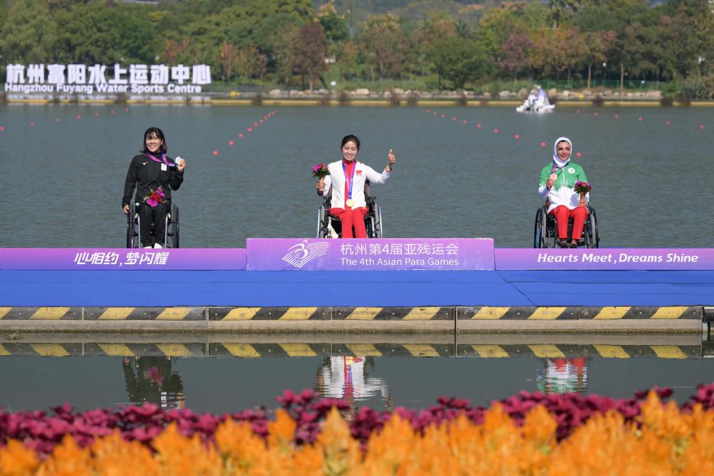 الصورة : نهائي سباقات التجديف للسيدات في دورة الألعاب البارالمبية الآسيوية الرابعة في هانغتشو شرقي الصين