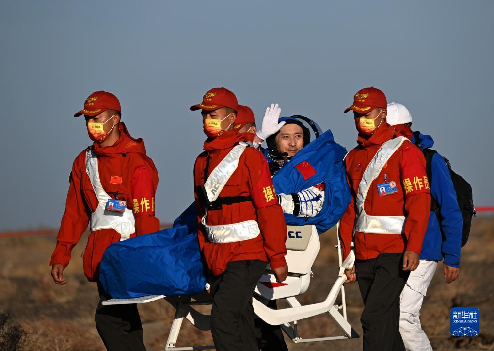 خروج رواد فضاء