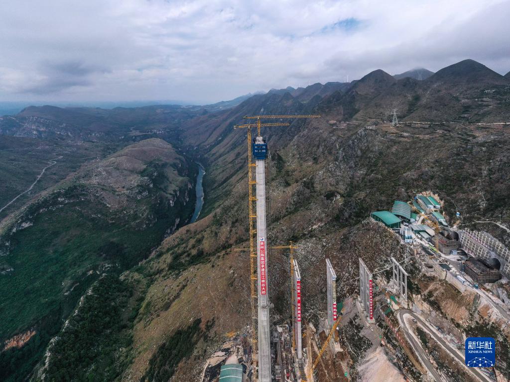 قويتشو تبني جسرا ضخما فوق 