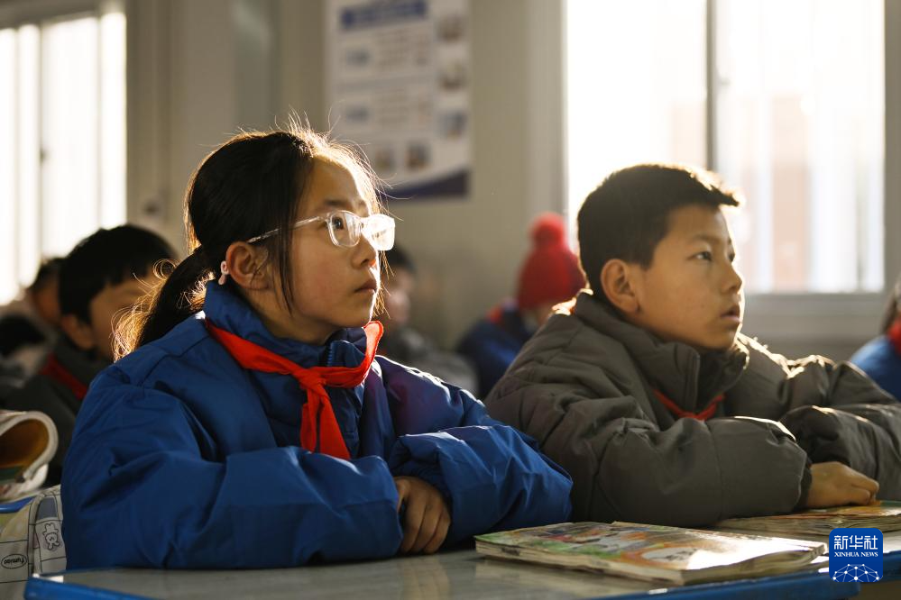 جميع المدارس في مقاطعة تشينغهاي المتضررة بالزلزال تستأنف التدريس داخل المدارس