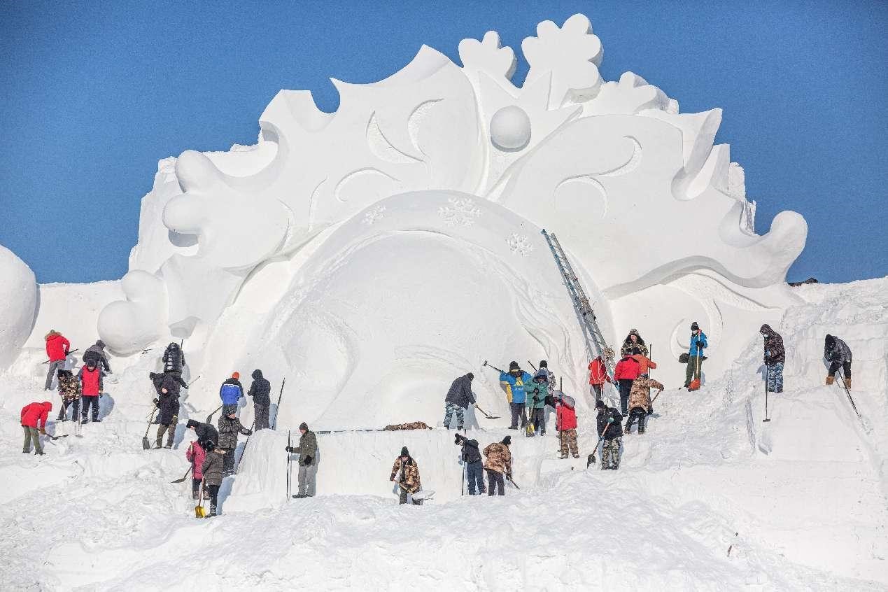 تقرير اخباري: السياحة الشتوية تعزز وراثة مهارات النحت على الجليد والثلج