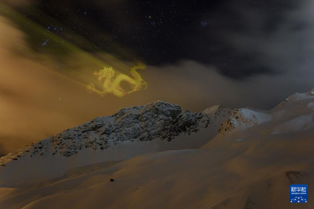 تحقيق إخباري: فنان سويسري يبدع تنينا ضوئيا يتنقل بين الجبال والغيوم احتفالا بالعام الصيني الجديد