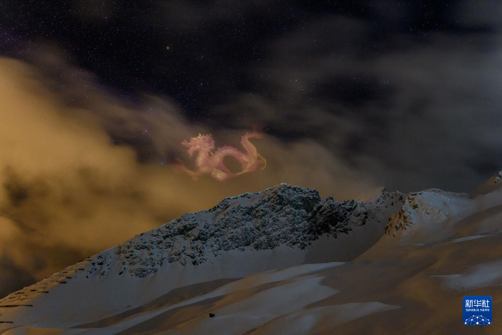 تحقيق إخباري: فنان سويسري يبدع تنينا ضوئيا يتنقل بين الجبال والغيوم احتفالا بالعام الصيني الجديد