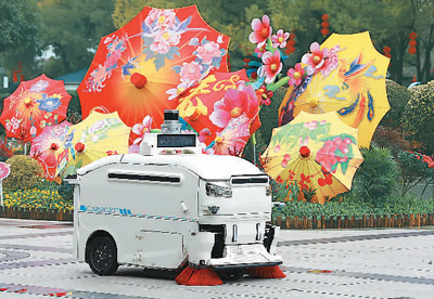 2 فبراير، روبوت تنظيف ينظف ميدان "شيوخو" بمدينة ييوو من مقاطعة تشجيانغ.