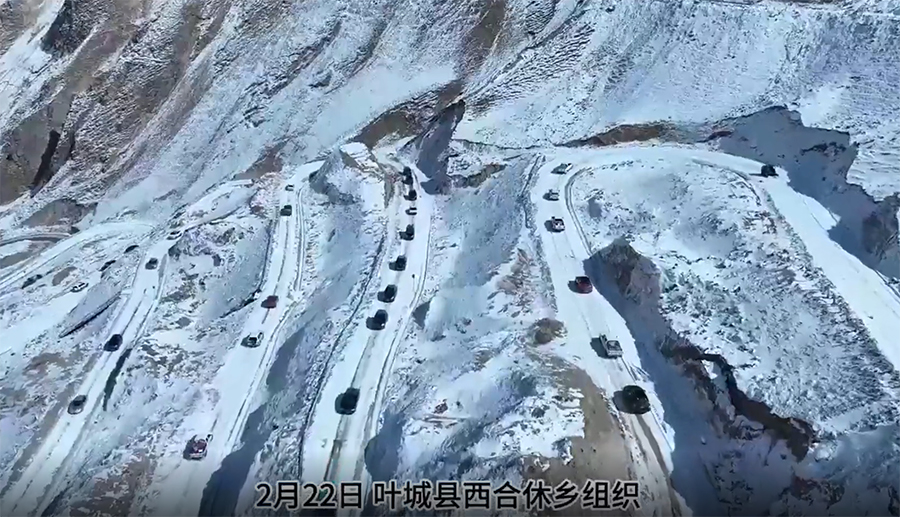 عبروا الجبال الجليدية...قافلة من الجرّافات والشاحنات لنقل تلاميذ قرى بشينجيانغ إلى مقاعد الدراسة