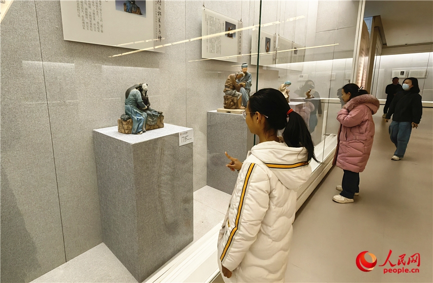 التماثيل الطينية تحكي قصة فنّها في متحف الفنون بتيانجين