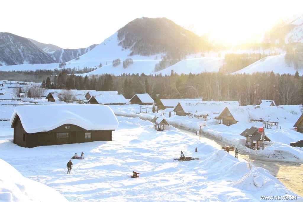 ازدهار السياحة الشتوية في قرية جبلية بشمال غربي الصين