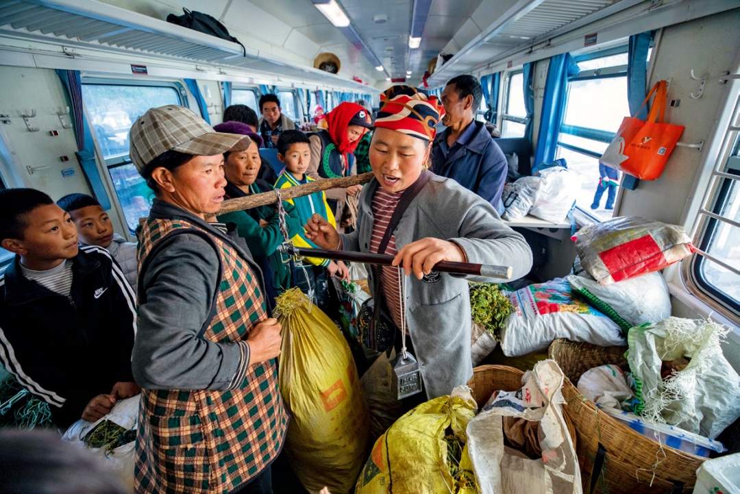 قطار بطيء في جبال سيتشوان، سوق خضار متنقل للمزارعين المحليين