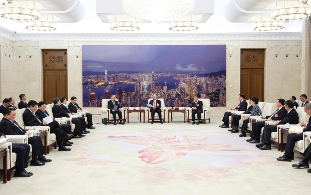 كبير المشرعين الصينيين يلتقي العاملين في المجال الإعلامي الذين غطوا الدورة السنوية للمجلس الوطني لنواب الشعب الصيني