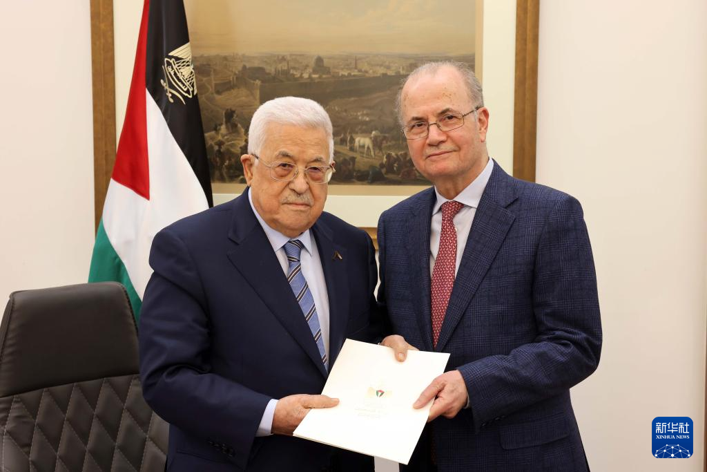 عباس يكلف محمد مصطفى بتشكيل الحكومة الفلسطينية