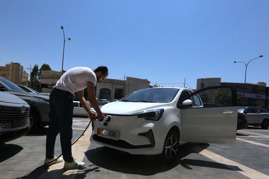 مقالة : لميزاتها العديدة... السيارات الكهربائية الصينية تحظى بإقبال في السوق الأردنية