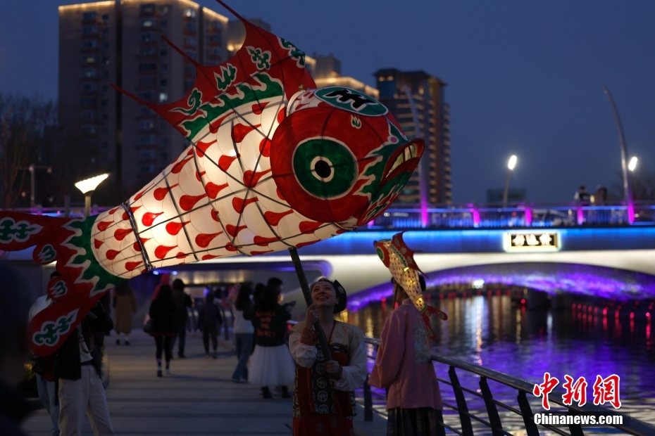فوانيس الأسماك المدرجة في قائمة التراث الثقافي غير المادي تزين نهر ليانغما ببكين