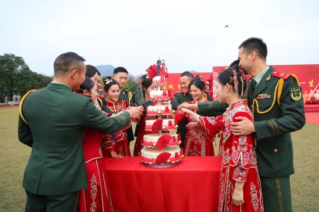 زفاف جماعي في معسكر الجيش الصيني .. بين الرومانسية والولاء