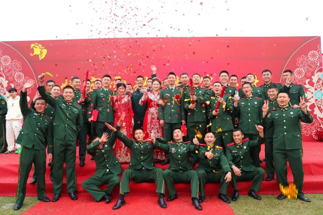 زفاف جماعي في معسكر الجيش الصيني .. بين الرومانسية والولاء