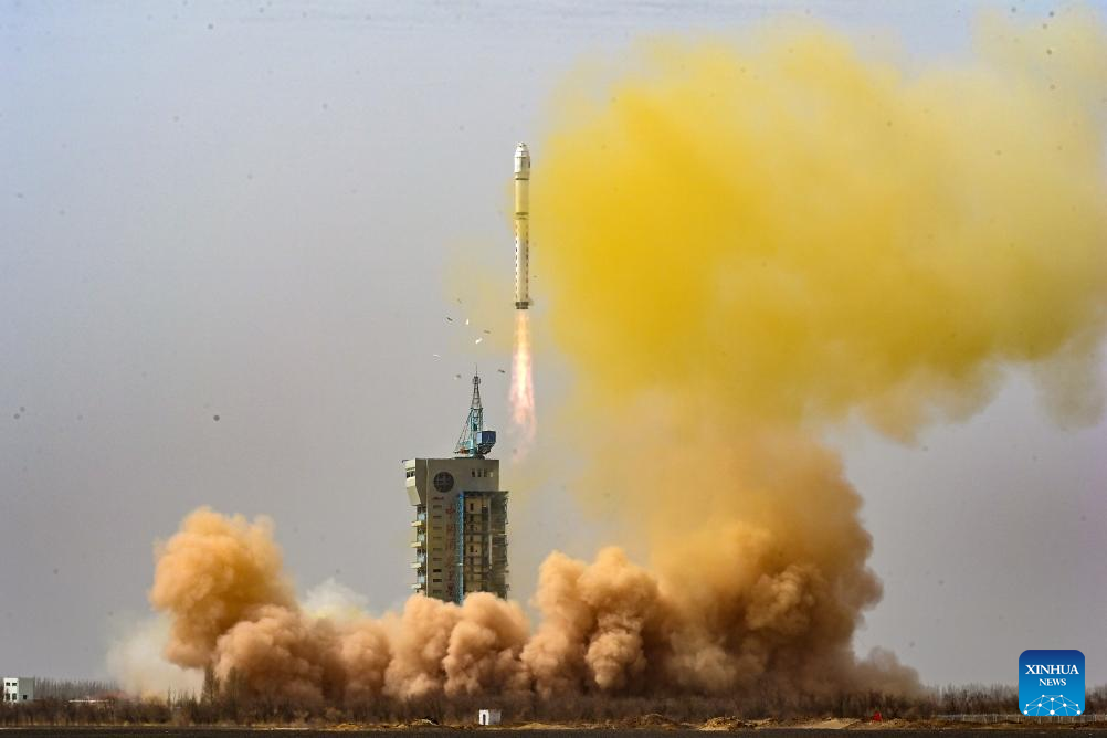 الصين تطلق مجموعة من الأقمار الصناعية لمراقبة البيئتين الجوية والفضائية