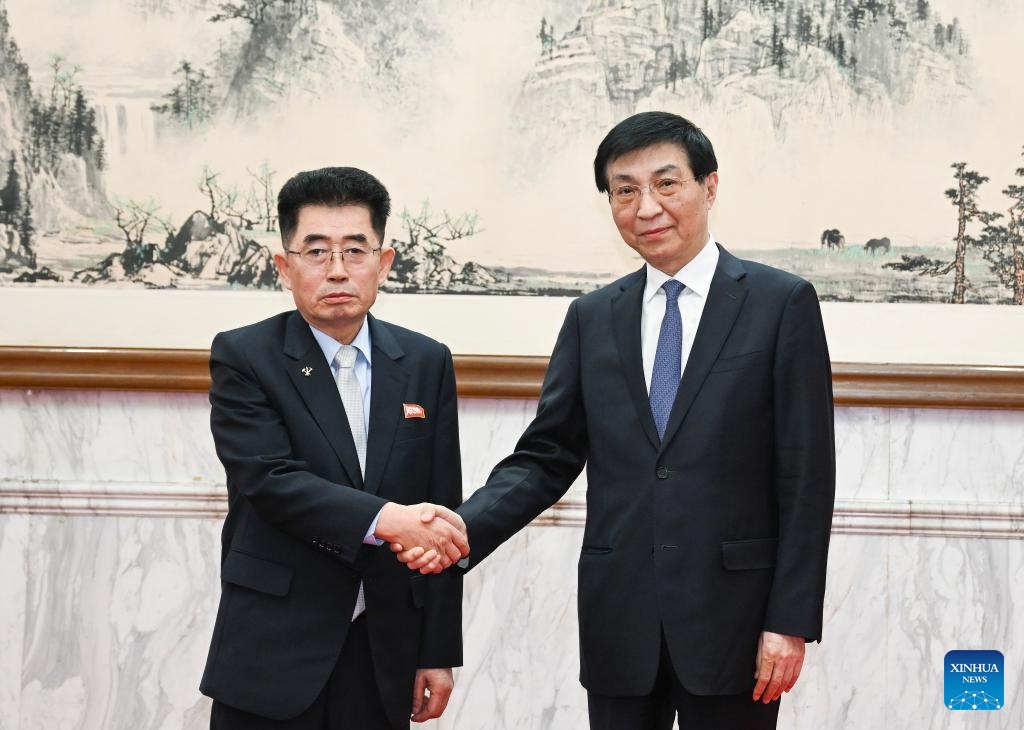 كبير المستشارين السياسيين الصينيين يؤكد اعتزام بلاده تعزيز التعاون مع كوريا الديمقراطية