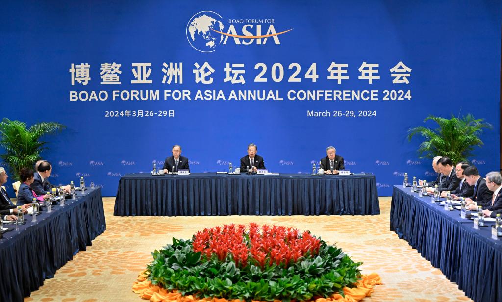 كبير المشرعين الصينيين يلتقي مسؤولين بمنتدى بوآو الآسيوي ورجال الأعمال العالميين