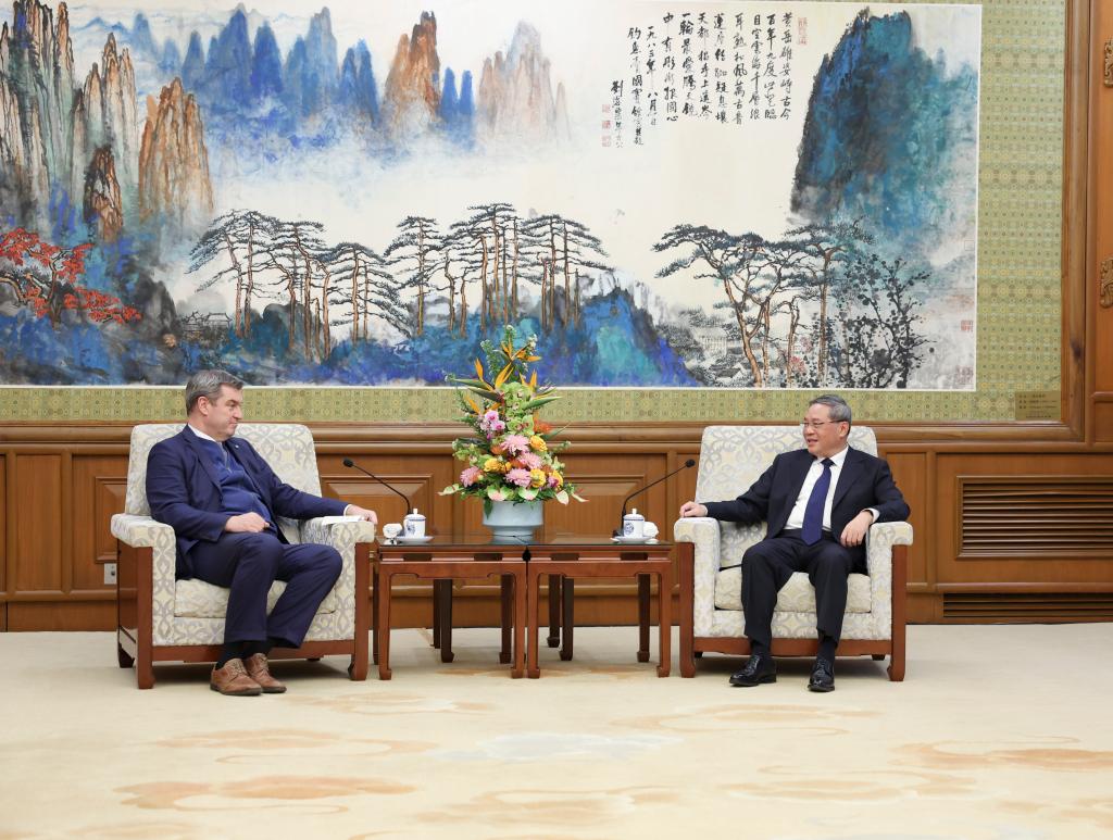 رئيس مجلس الدولة الصيني يدعو إلى تعزيز التعاون مع بافاريا الألمانية