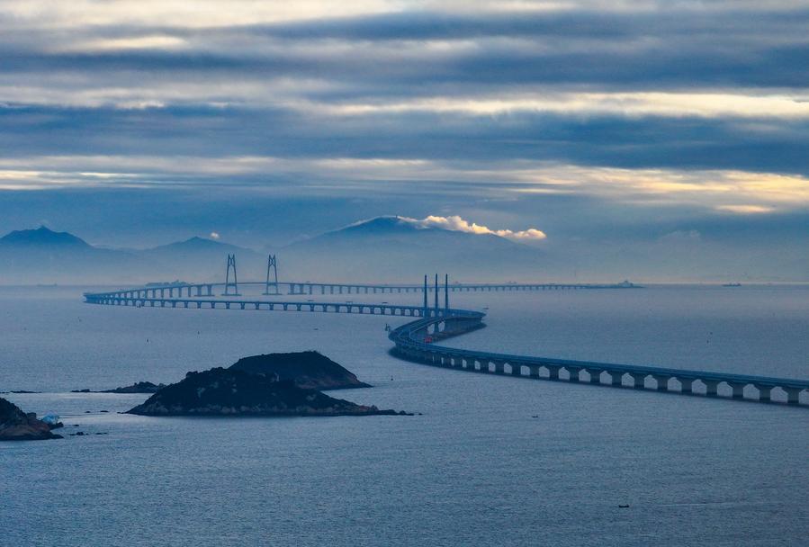 جسر هونغ كونغ- تشوهاي- ماكاو يسجل قمة جديدة في عبور المركبات خلال يوم واحد