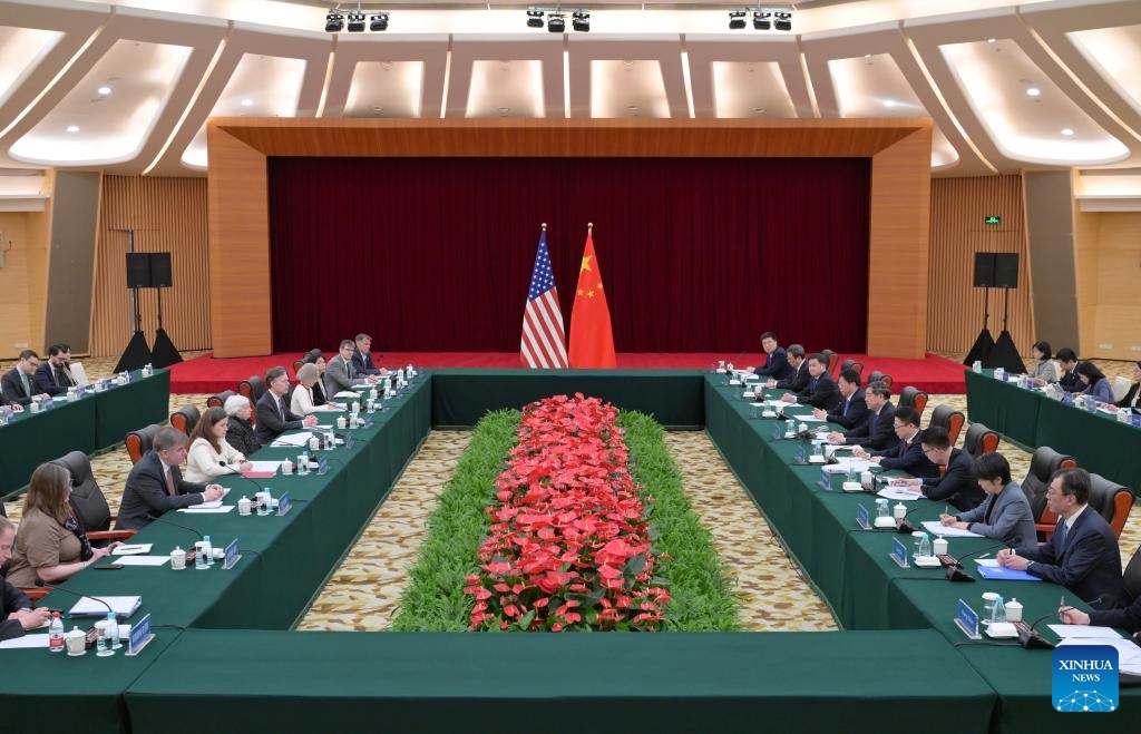 نائب رئيس مجلس الدولة الصيني يعقد محادثات مع وزيرة الخزانة الأمريكية