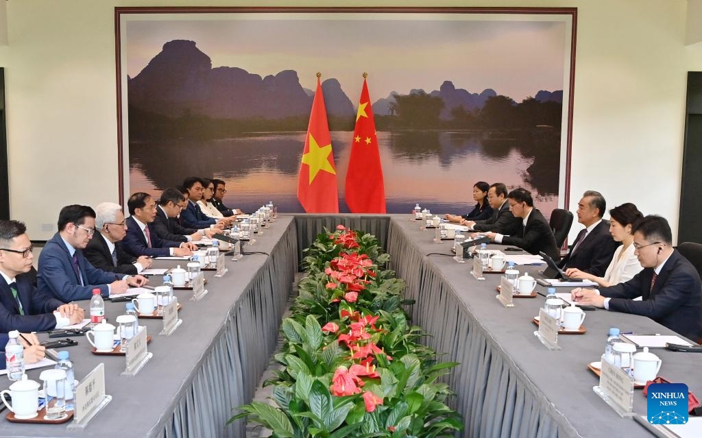 وزير الخارجية الصيني يلتقي نظيره الفيتنامي