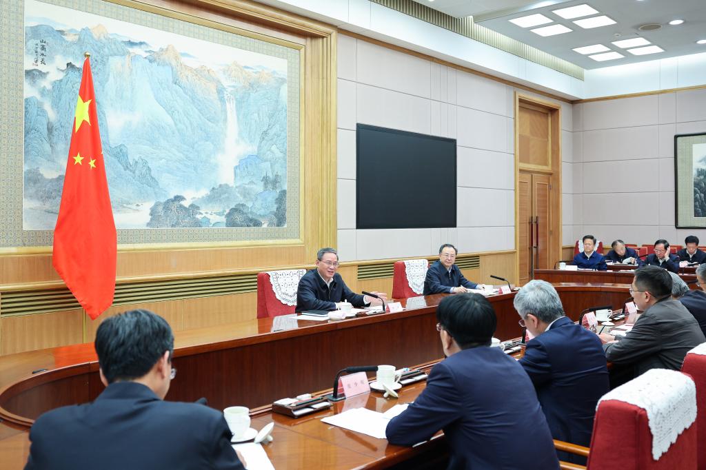 رئيس مجلس الدولة الصيني يترأس اجتماعا لالتماس الآراء بشأن العمل الاقتصادي